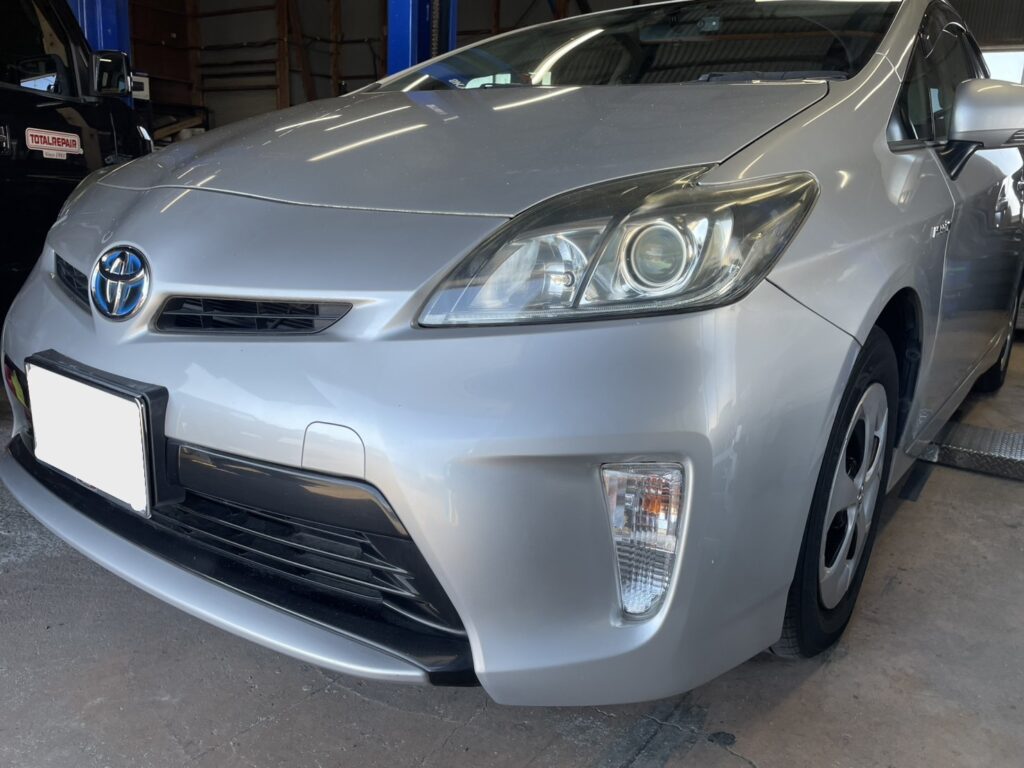 トヨタのプリウスフロントバンパー擦り傷修理の事例