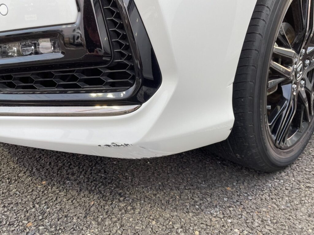 ホンダオデッセイフロントバンパー擦り傷修理の事例