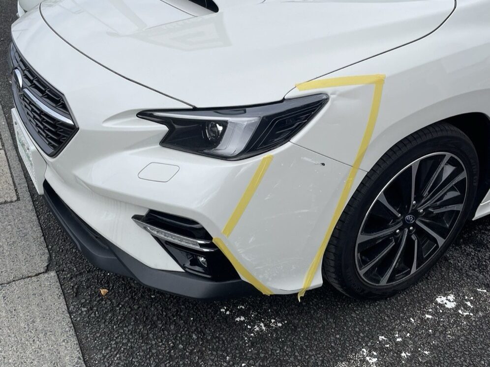 スバルのレヴォーグフロントバンパー擦り傷修理事例