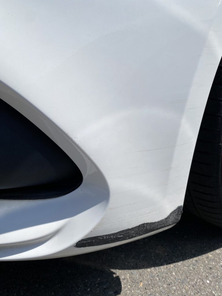メルセデスベンツcla180のフロントバンパー擦り傷修理の事例