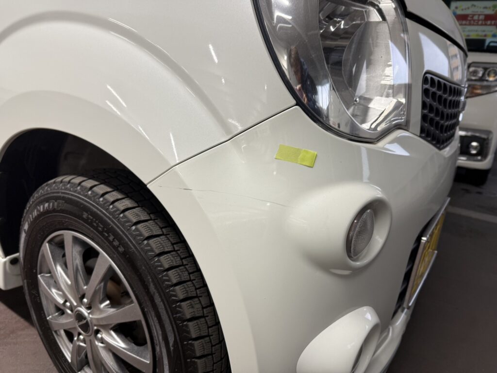 日産モコのフロントバンパー 線傷修理の事例